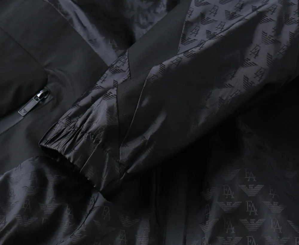 Armani official website Same Style, complete with three labels, on sale in advance. 2026 Autumn and Winter New Arrival men's jacket, Original with complete three labels, Premium version. Custom-made fabrics at the counter. Breathable, high comfort, impeccable details, brand element design concept, reflecting high quality. It feels delicate and soft, presents a casual cut, and has a great upper body shape. Sizes: M～3XL,